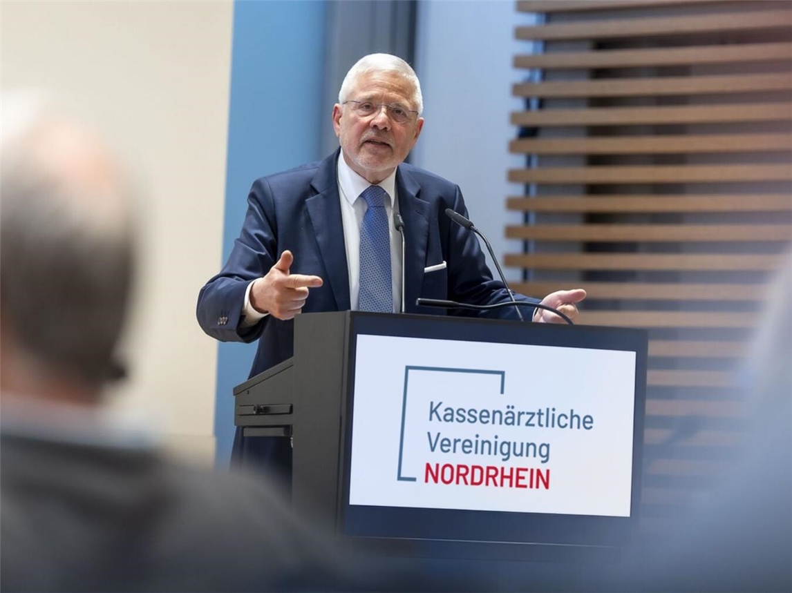 Dr. med. Frank Bergmann, Vorstandsvorsitzender der KVNO, lächelnd im Porträt. Foto: KV Nordrhein
