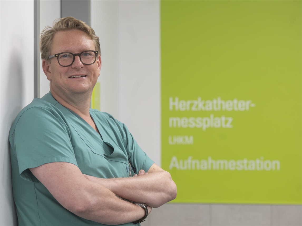 Was tun bei Herzinfarkt und Koronarer Herzkrankheit Dr. med. Frithjof Schlegel, kommissarischer Leiter der Klinik für Kardiologie des St.-Clemens-Hospitals Geldern vor dem Herzkatheterlabor.Foto: St.-Clemens-Hospital