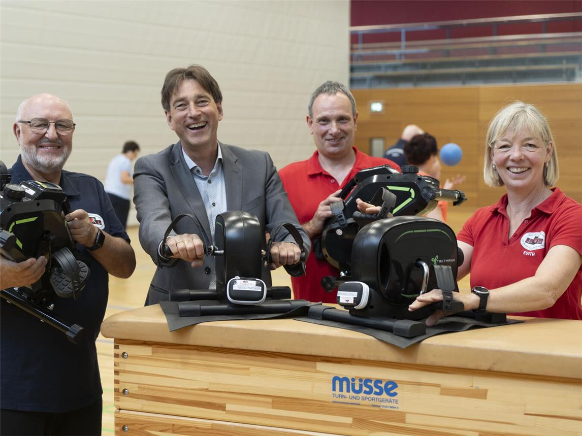 Dr. med. Joachim Sitz (links) sowie Jochen und Edith Scheffer bedankten sich bei Geschäftsstellenleiter Markus Bexte von der Volksbank in Geldern für Unterstützung bei der Anschaffung der Geräte, durch die der Verein sein Herzsportangebot verbessern kann. Foto: Gerhard Seybert 