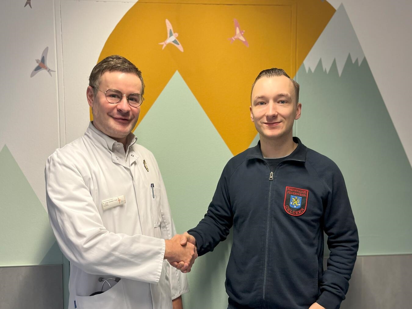 Dr. med. Karsten Thiel, Chefarzt der Klinik für Kinder und Jugendliche des St.-Clemens-Hospitals, dankt Eric Thiel, 1. Vorsitzender des Fördervereins der Freiwilligen Feuerwehr Geldern, für die großzügige Spende an den Förderverein der Kinderklinik.Foto: St.-Clemens-Hospital