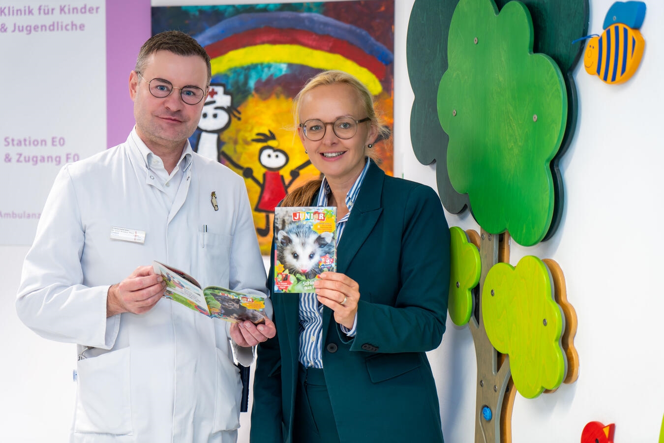 Dr. Karsten Thiel erhält Junior-Hefte-Spende von Jennifer Strücker, Stadtwerke Geldern, im St.-Clemens-Hospital.