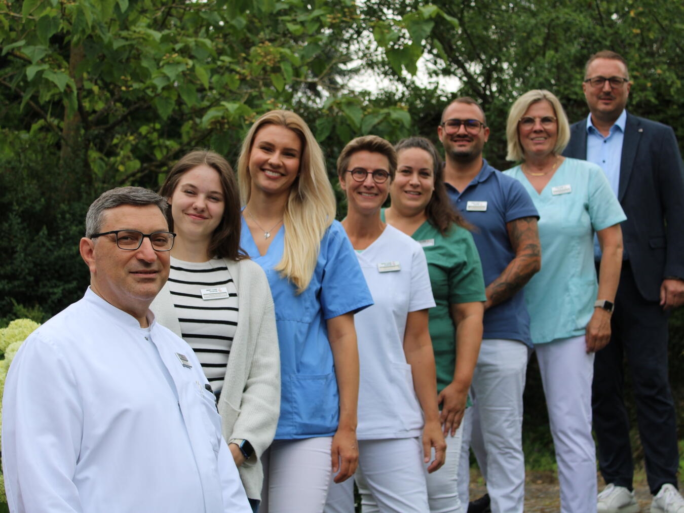 Dr. med. Olaf Nosseir (Chefarzt Chirurgie), Natalia Motyka (Qualitätsmanagement), Paula Hinz (Medizinische Fachangestellte), Corinna Hansen (Stationsleitung Sankt Raphael), Jennifer Lorenz (Stationsleitung Sankt Christophorus), Yannik Gerads (Physiotherapeut), Georgia Baumgärtner (Arzthelferin) und Marco Plum (Geschäftsführer) freuen sich über die Rezertifizierung. Foto: Sankt Josef-Hospital Xanten