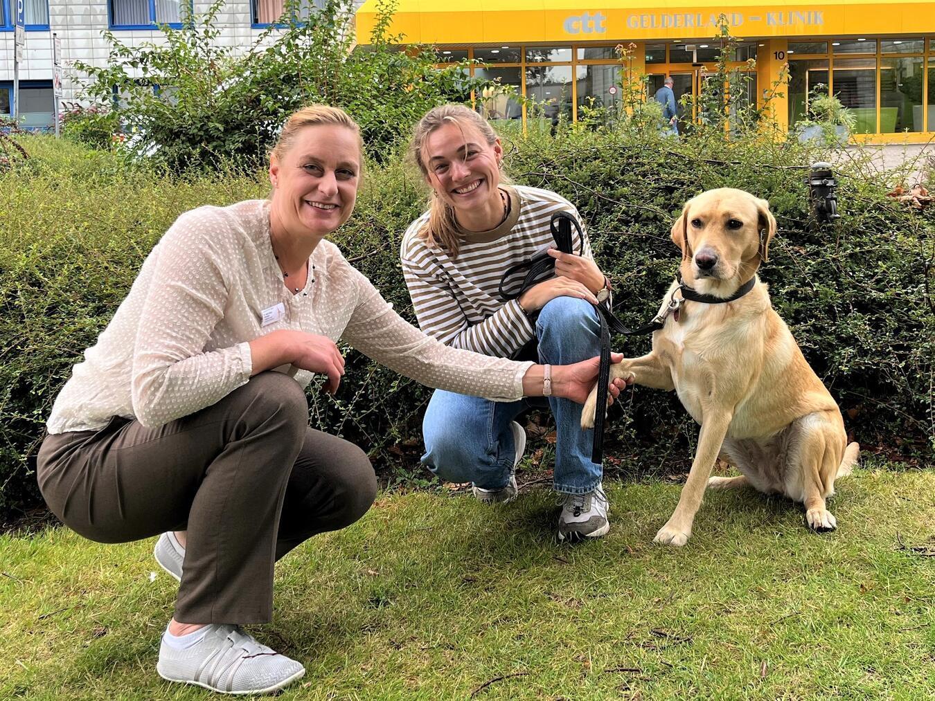 Dr. med. Sonja Höhndorf, Ärztliche Direktorin und Chefärztin der Gelderland-Klinik Geldern, lässt sich zur Begrüßung das Pfötchen von der neuen Therapiebegleithündin Frida reichen, die zusammen mit ihrem Frauchen, der Psychologin Lina Elspaß, in der Reha-Klinik vorgestellt wurde. Foto: Elwi/Gesundheitscampus St.-Clemens