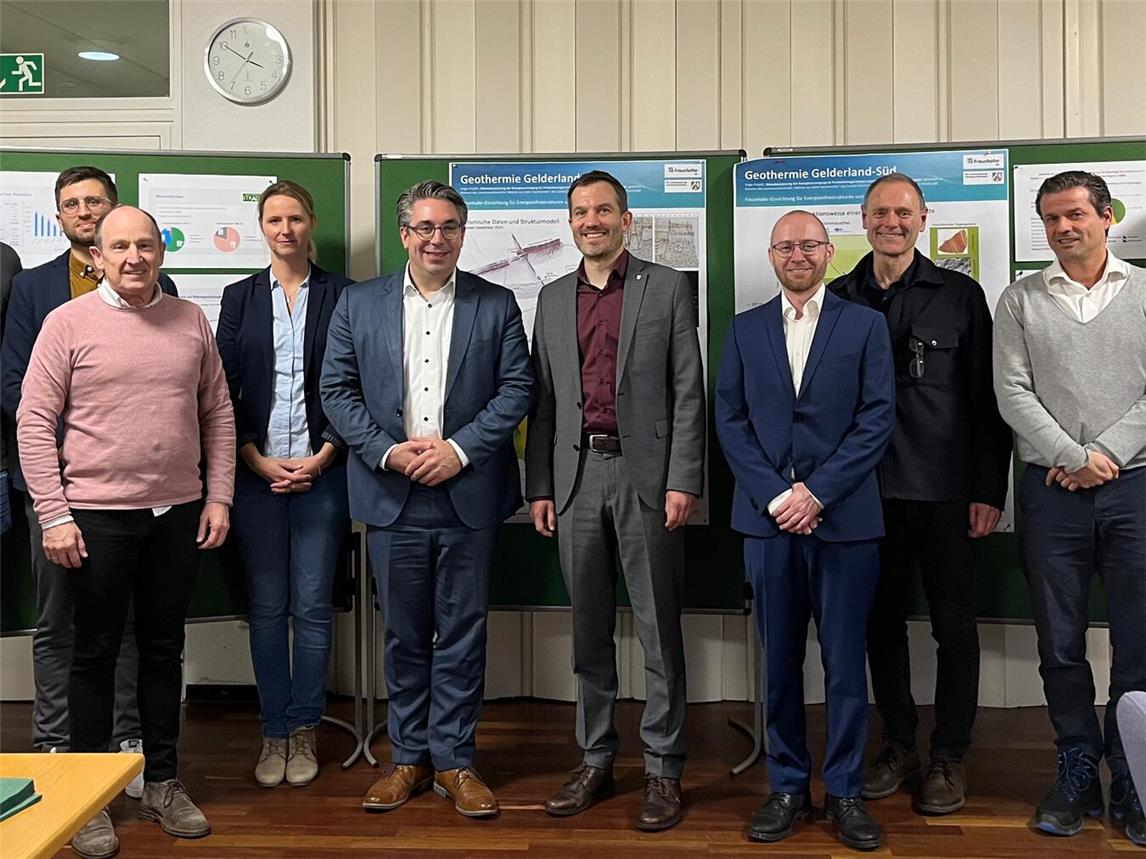 Dr. Michael Schlüpen (Versuchszentrum Gartenbau Straelen), Sebastian Tissen (stellv. Fachbereichsleiter), Robin Schmidt (Leiter der Stadtwerke), Kämmerer Uwe Marksteiner, Lara Berges (Gelsenwasser AG), Stefan Rouenhoff (MdB), Bürgermeister Bernd Kuse, Dr. Michael Kettermann (Fraunhofer IEG), Thomas Linßen (Leiter der Stabsstelle Klima, Umwelt und Nachhaltigkeit), Dr. Arnt Baer (Gelsenwasser AG), Wirtschaftsförderer Uwe Bons und Christian Creutzburg (Gelsenwasser Energienetze).Foto: Stadt Straelen