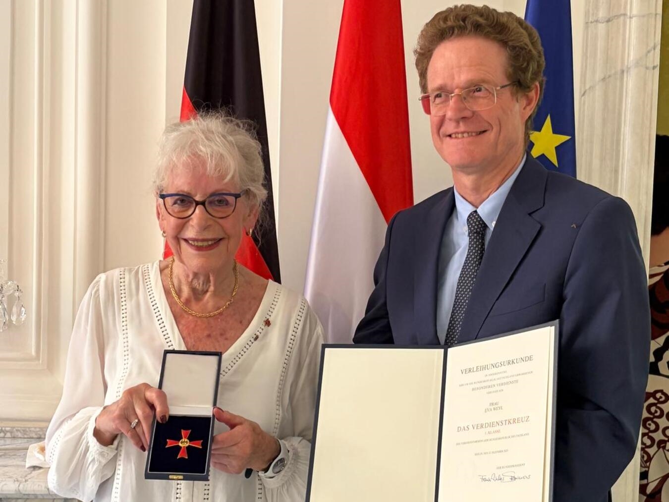 Dr. Nikolaus Meyer-Landrut (r.) überreichte Eva Weyl (l.) das Verdienstkreuz 1. Klasse. Foto: privat