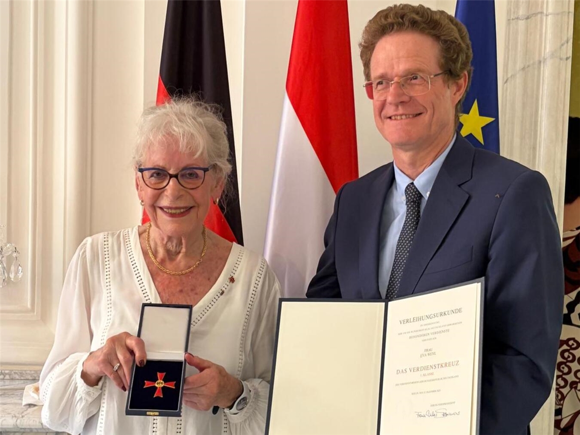 Dr. Nikolaus Meyer-Landrut (r.) überreichte Eva Weyl (l.) das Verdienstkreuz 1. Klasse. Foto: privat