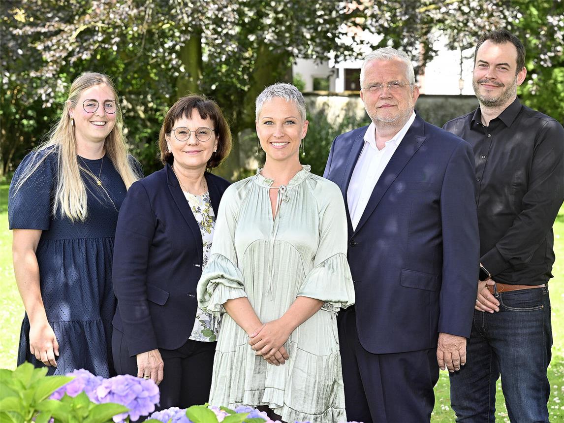 Dr. Noémi Horváth (m.) ist neue Chefärztin des Instituts für Nuklearmedizin im Wilhelm-Anton-Hospital Goch. Geschäftsführerin Dr. Sabine Kisselbach (2.v.l.) und Geschäftsführer Werner Kemper (2.v.r.) begrüßten die neue Chefärztin gemeinsam mit der stellvertretenden kaufmännischen Leitung des Wilhem-Anton-Hospitals Eva Kröll und dem Regionaldirektor des St.-Antonius-Hospitals Kleve Philipp Kehmeier. Foto: KKLE/Thomas Momsen