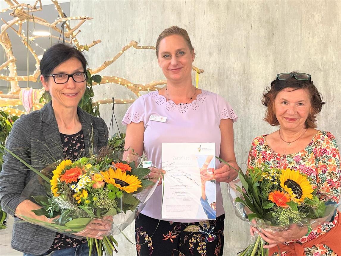 Dr. Pahl-Wurster (v. li.), Oberärztin und zertifizierte Singleiterin, und Dr. med. Sonja Höhndorf, Ärztliche Direktorin und Chefärztin der Gelderland-Klinik, nehmen das Zertifikat der Gelderland-Klinik als „Singende Gesundheitseinrichtung“ von Carmen Schroeder-Meißner, Vertreterin des Vereins Singende Krankenhäuser, entgegen.Foto: Gelderland-Klinik Geldern