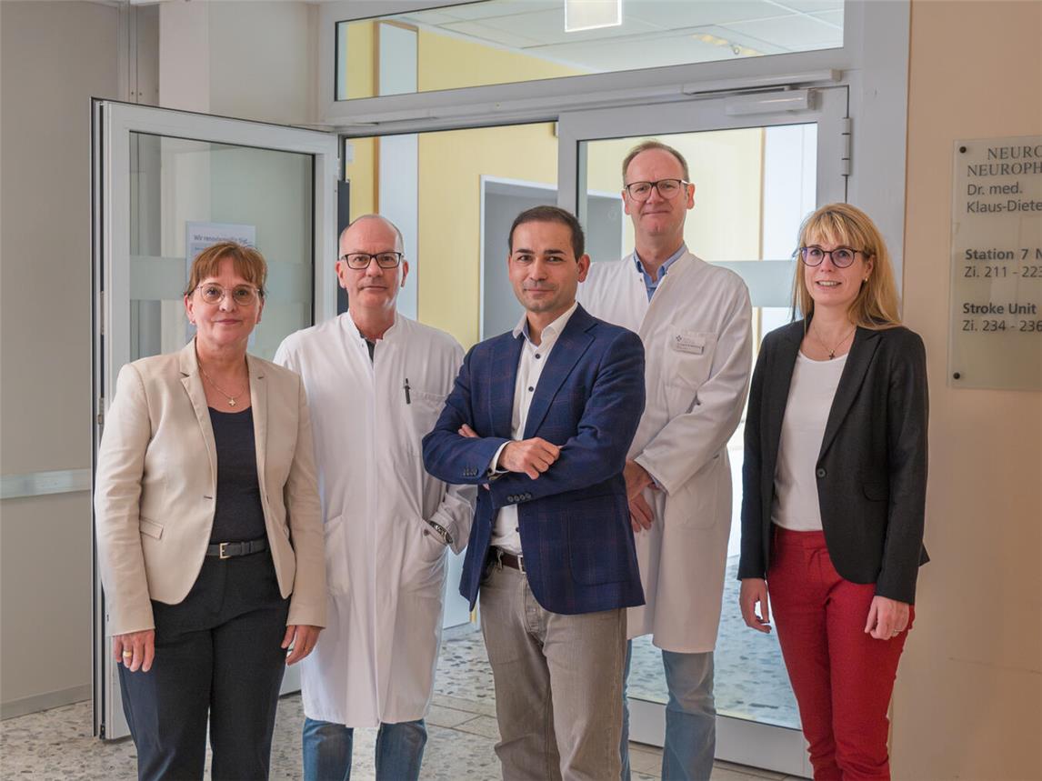 Dr. Sabine Kisselbach, Dr. med. Norbert Bayer, Sadik Tastan, Dr. med. Klaus-Dieter Willenborg und Ina Wegner (v.l.). Foto: Matthias Wiederstein