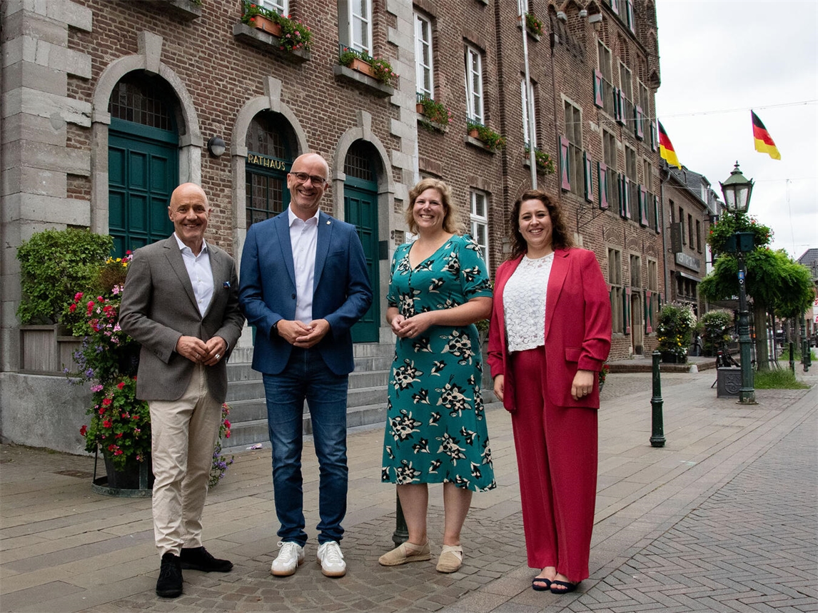 "Dr. Stefan Dietzfelbinger mit Eva Folkerts und Stadtvertretern bei einem IHK-Treffen in Goch."