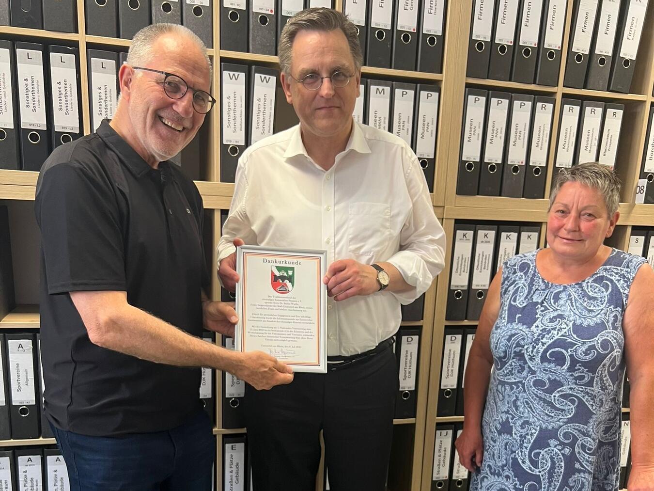 Dr. Stefan Wachs (Mitte) und Barbara Böcker wurden von Joachim Sigmund (l.) für die Unterstützung beim Veteranentag und der Ausstellung zur Emmericher Garnisonszeit im MKM geehrt. Foto: Emmericher Pioniere