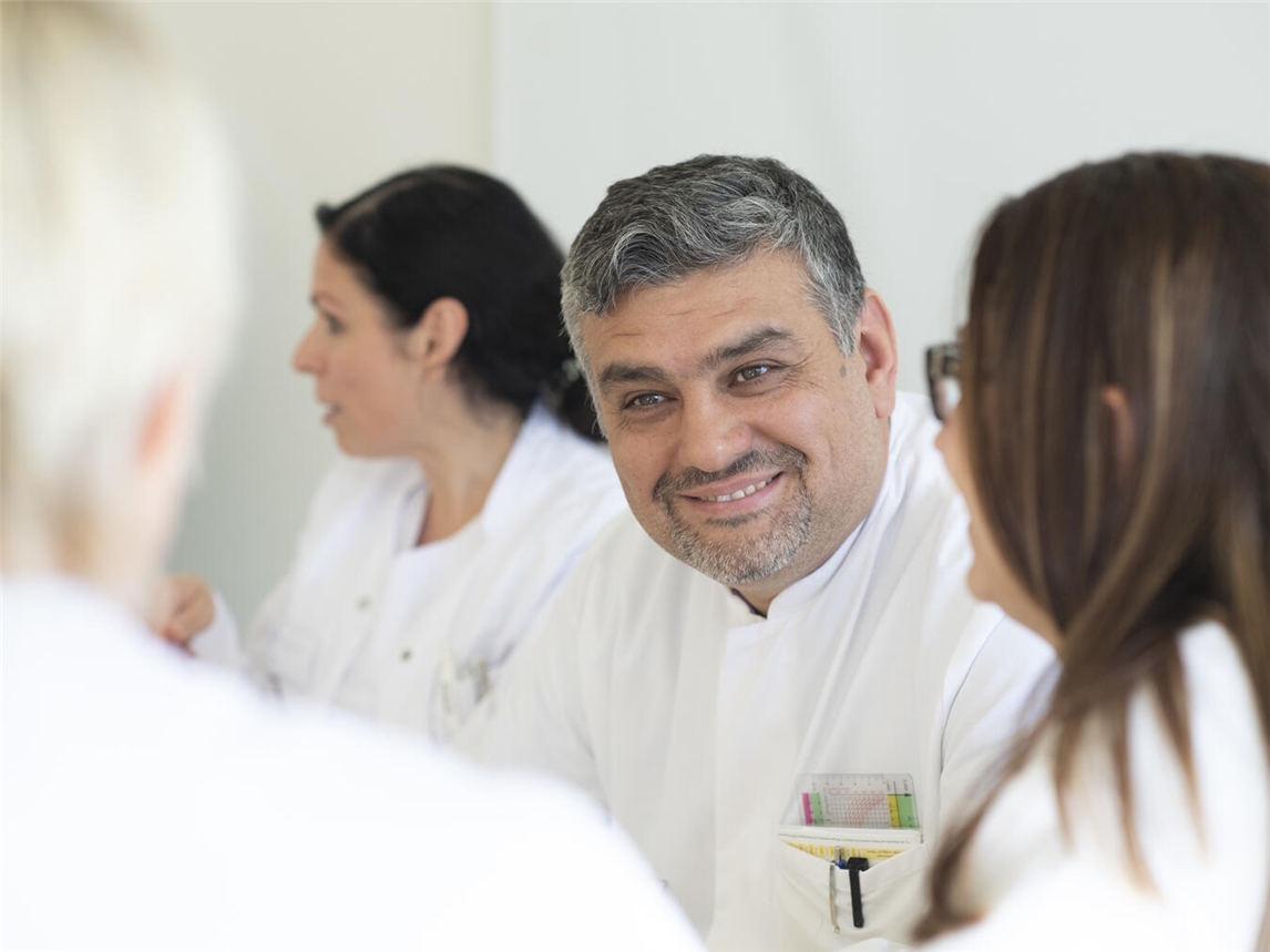Dr. Ufuk Gündug, Chefarzt am St.-Antonius-Hospital Kleve, im Portraitfoto von Thomas Momsen.