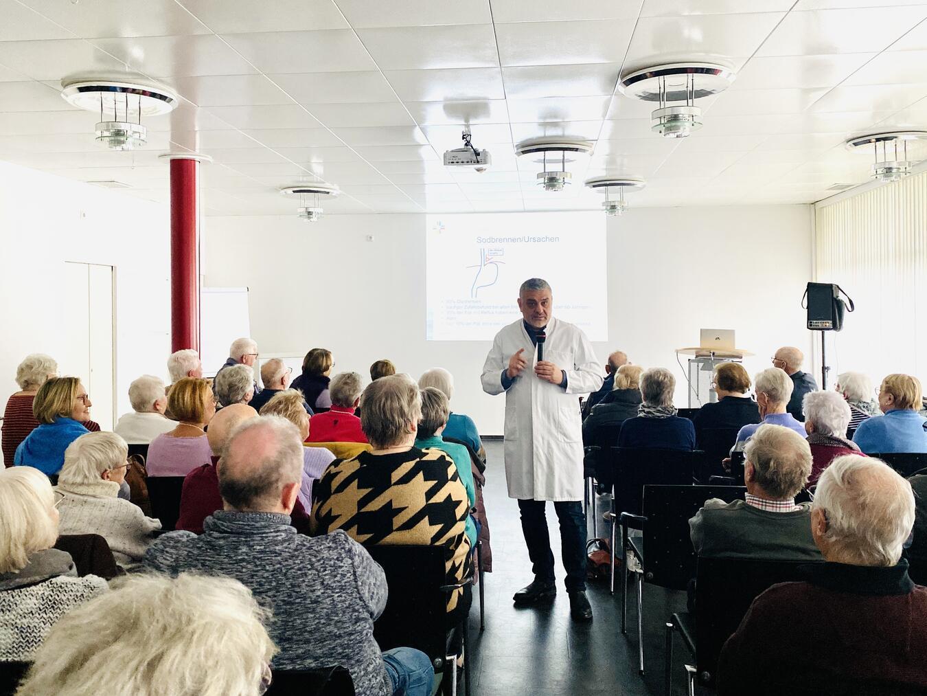 Gocher CDU Senioren Union besucht Wilhelm-Anton-Hospital Goch Dr. Ufuk Gündug informierte zu den vielfältigen Diagnose- und Behandlungsmöglichkeiten im Gastroenterolgischen Zentrum des Wilhelm-Anton-Hospitals Goch. Foto: privat
