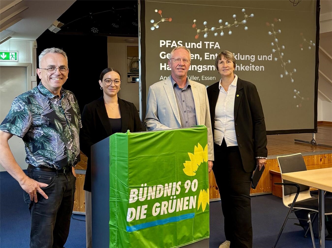 Dr. Volkhard Wille mit Romina Höhn, Dr. Andreas Müller und Nicole Ganss. Foto: Grüne Kevelaer