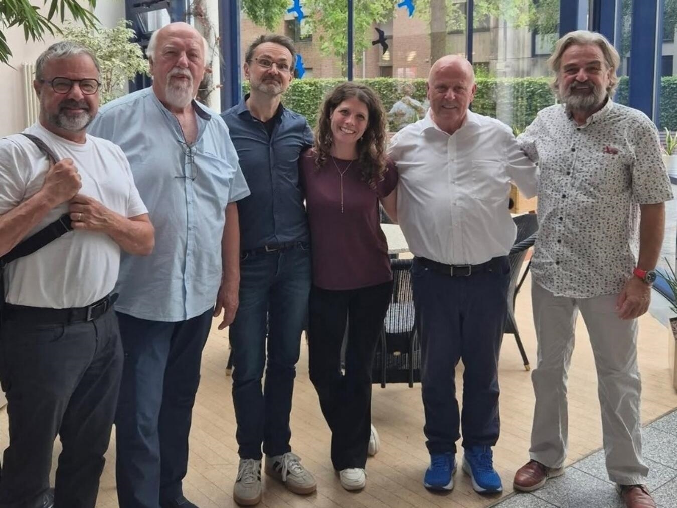 "Gruppenfoto von Dr. Alexander Pantelatos und Kollegen, lächelnd bei einer Veranstaltung."