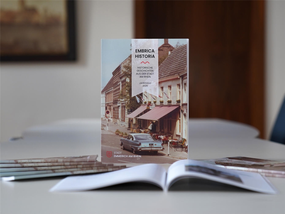 Drei Autoren, zwölf Beiträge – die Jahresausgabe 2025 der Embrica Historia ist erschienen. Foto: Stadt Emmerich