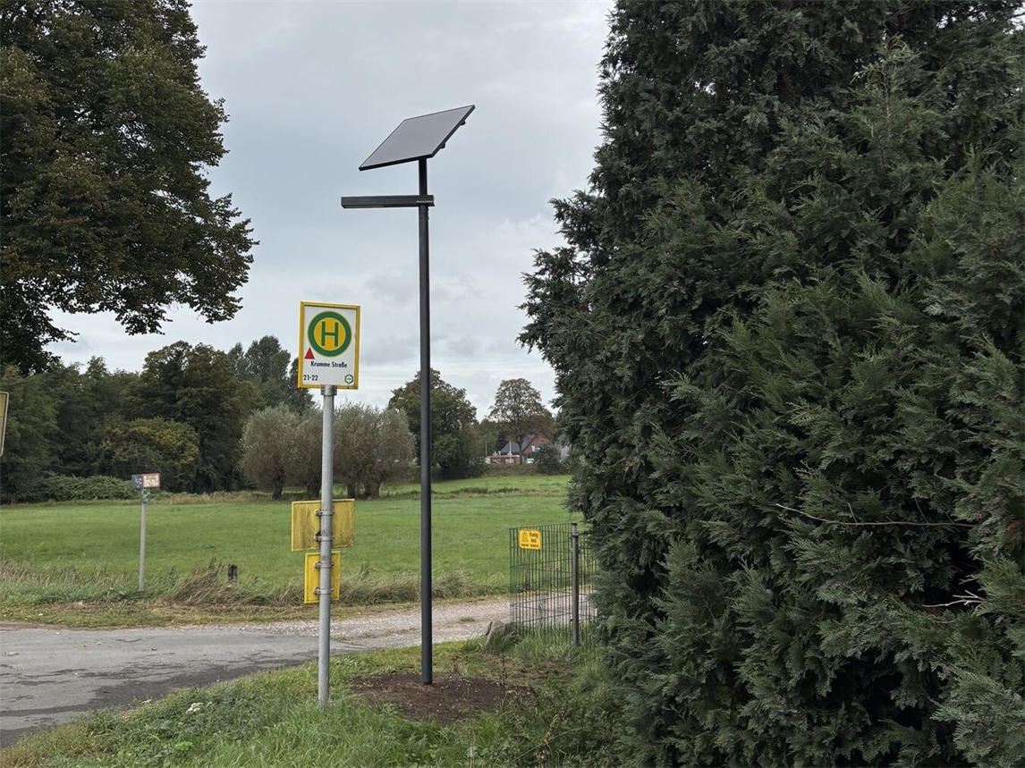 "Bushaltestellen in Issum mit neuen Solarleuchten, umweltfreundliche Beleuchtung bei Nacht"