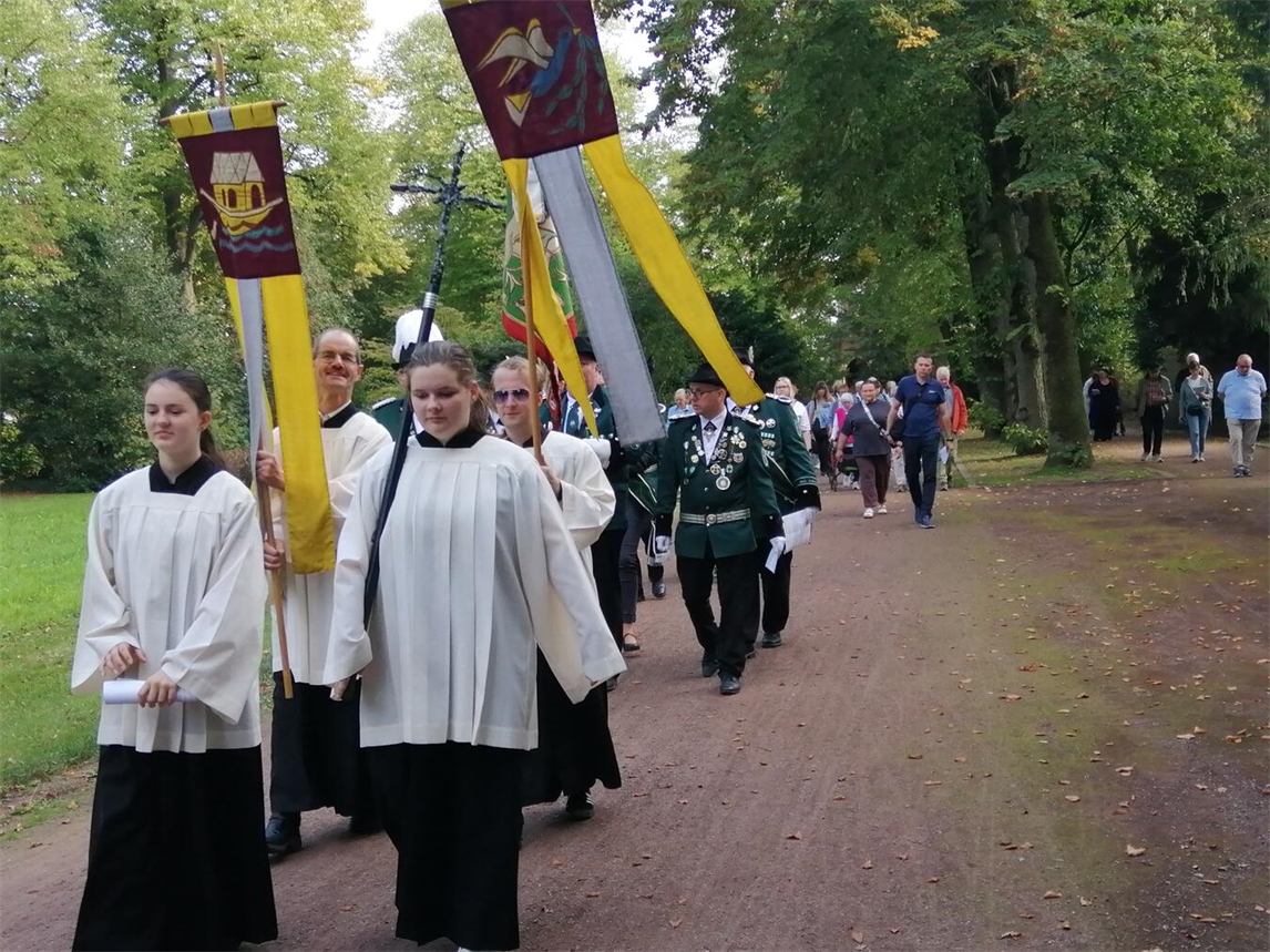 "Pilgergruppe bei dreitägiger Wallfahrt, organisiert von der Kirchengemeinde"