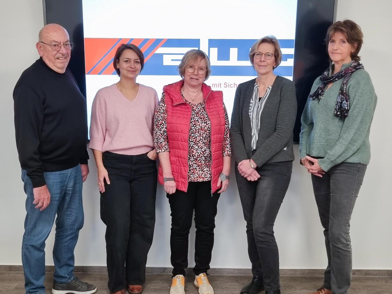 Drei Jubiläen und ein Abschied bei Alwit: (v. l.) Geschäftsführer Siegfried Assmann, Stephanie Pooth, Kirsten Hallmann, Stephanie Lörx und Irmgard Schmitz. Foto: Alwit