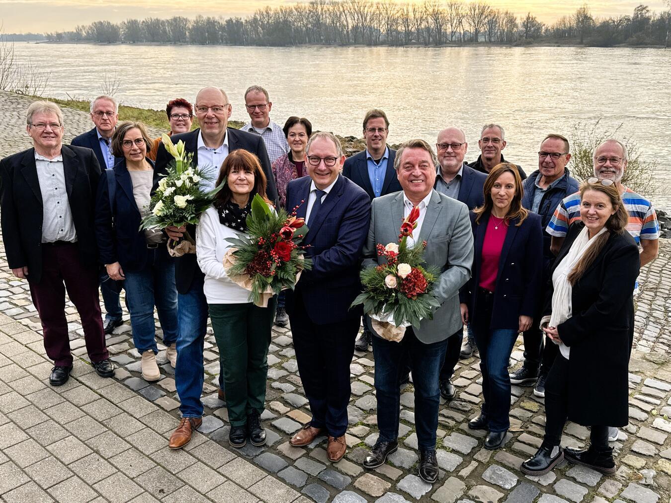 Drei langjährige Mitarbeitende der Stadt Rees gingen jetzt nahezu zeitgleich in den Ruhestand. Unter ihnen auch Heinz Streuff (vorne re.), hier mit Paul Schmitz, Elke Huth, Bürgermeister Sebastian Hense (vorne v. li.) und Kollegen bei der offiziellen Verabschiedung. Foto: Stadt Rees