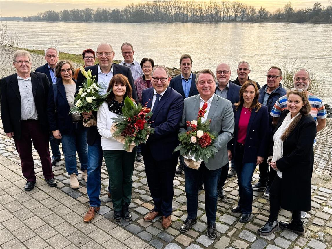 Drei langjährige Mitarbeitende der Stadt Rees gingen jetzt nahezu zeitgleich in den Ruhestand. Unter ihnen auch Heinz Streuff (vorne re.), hier mit Paul Schmitz, Elke Huth, Bürgermeister Sebastian Hense (vorne v. li.) und Kollegen bei der offiziellen Verabschiedung. Foto: Stadt Rees