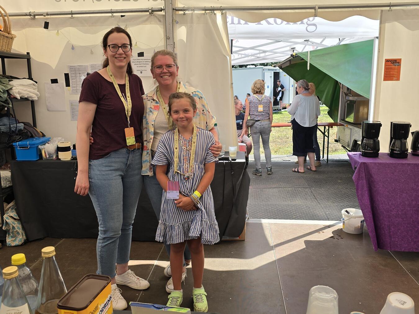 2.000 Essen in drei Tagen Drei Mädels von der Frühstücksmannschaft: (v. l.) Anika Kühn, Elli und Verena Koleßa. NN-Foto: HF