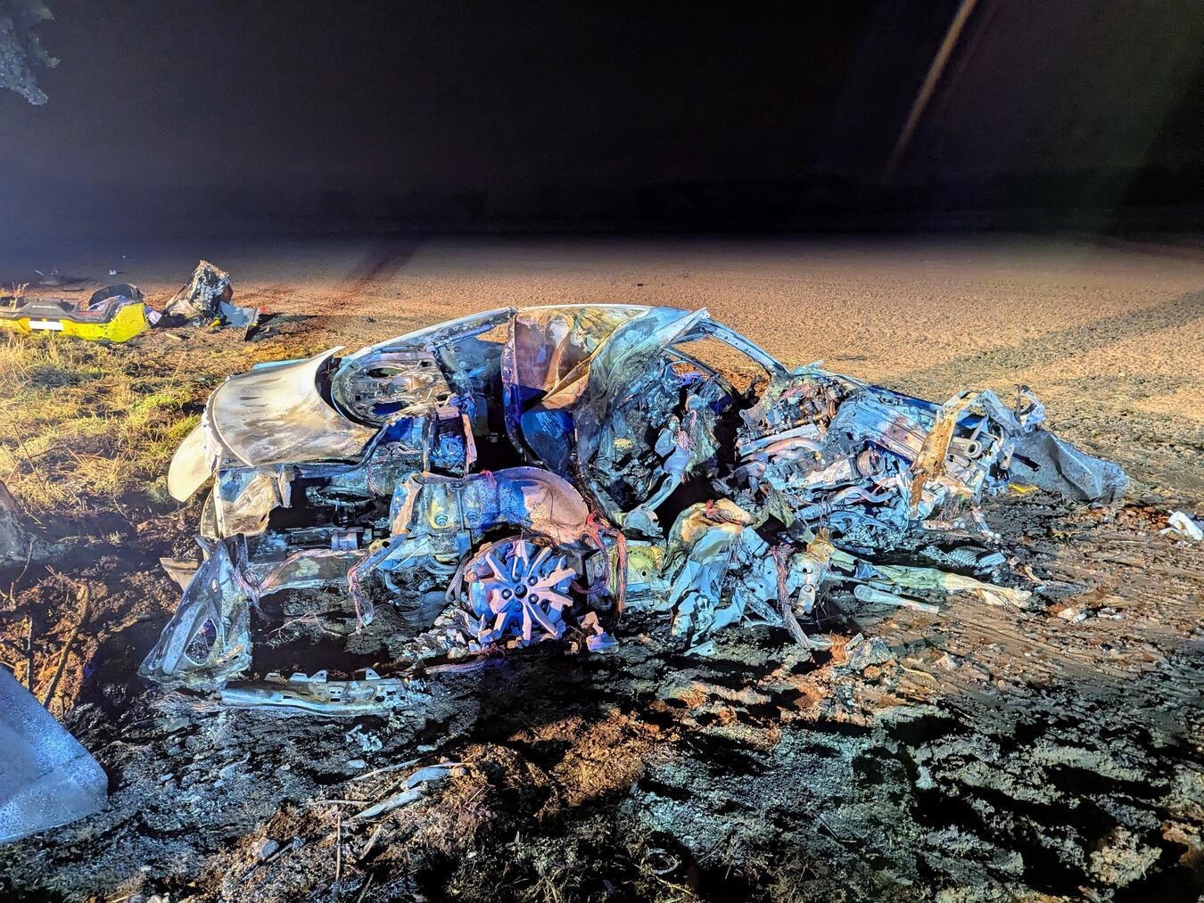 Drei Personen sind bei dem schweren Unfall am Samstagabend gestorben. Foto. Feuerwehr Bedburg-Hau