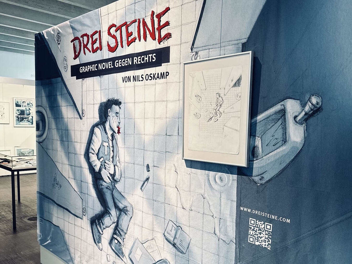 "Graphic Novel Cover von Nils Oskamp, Ausstellung 'Drei Steine', autobiografische Erzählung, Kunst und Geschichte"