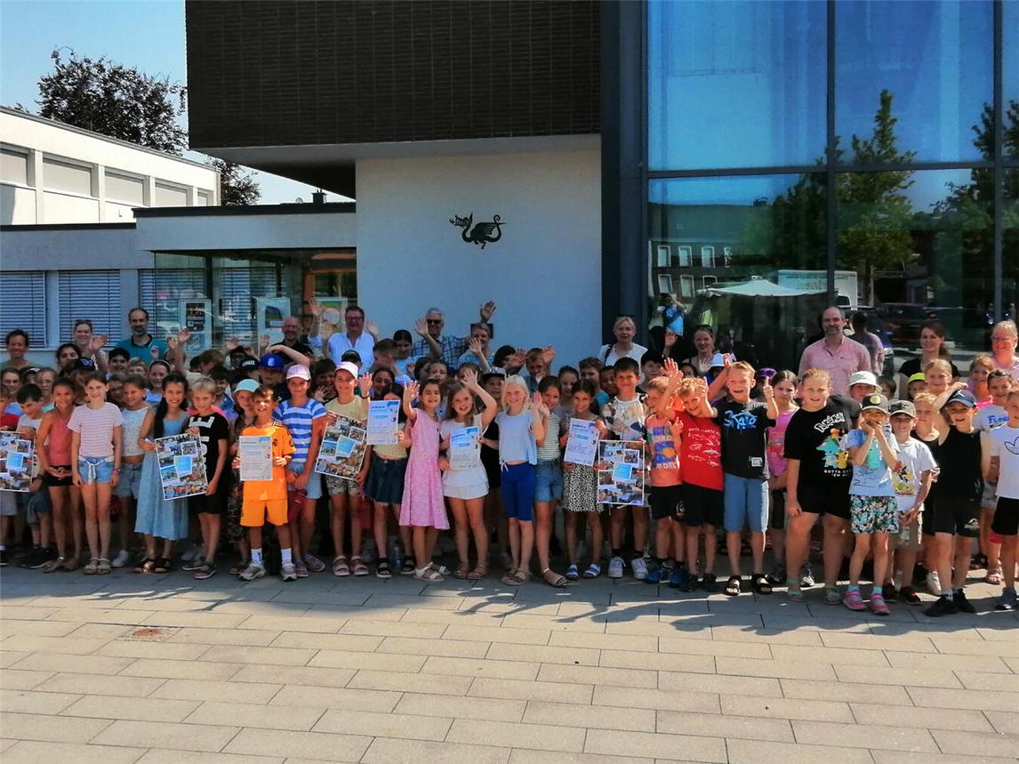 Drittklässler der Marienwasser- und Petrus Canisius Grundschule Weeze stürmten das Rathaus. Foto: Diakonie im Kirchenkreis Kleve
