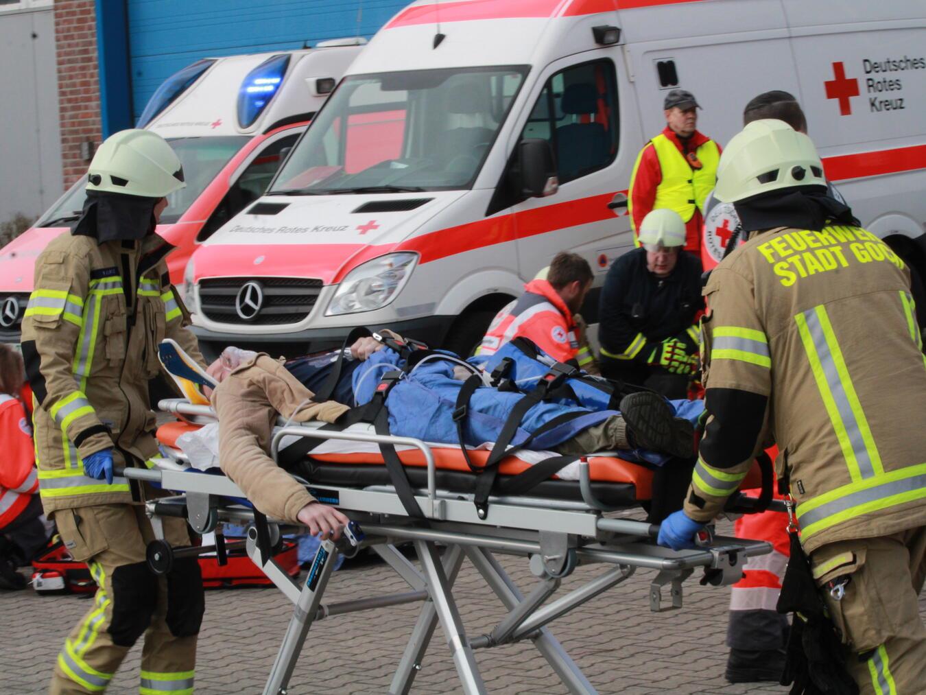 DRK-Sanitäter versorgen die „Verletzten“. Foto: privat