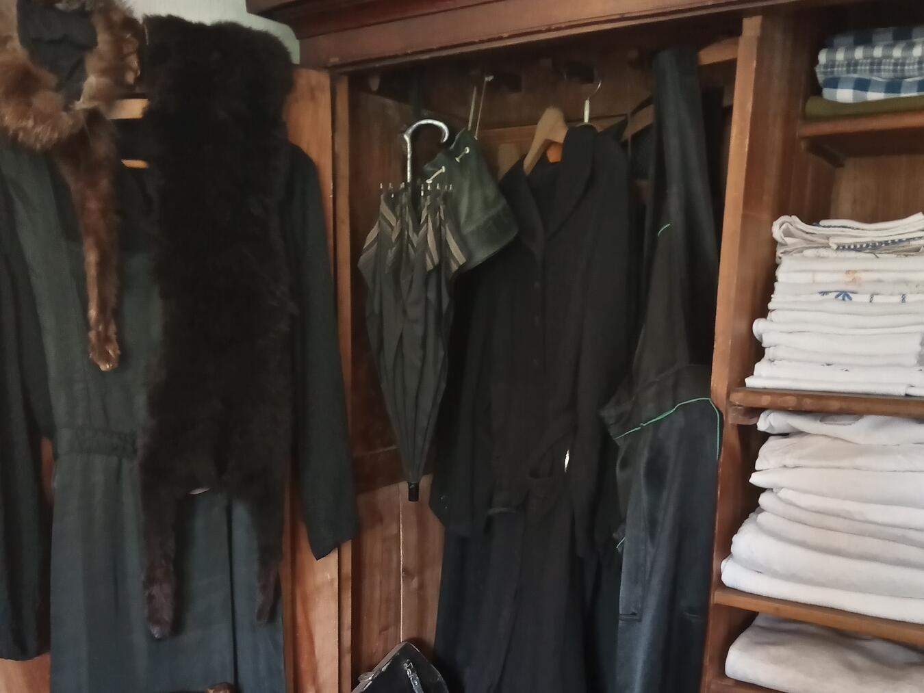 „Drunter und drüber – Blick in Omas und Opas Kleiderschrank“ lautet das Thema beim Erzähcafé in Weeze. Foto: AWH 