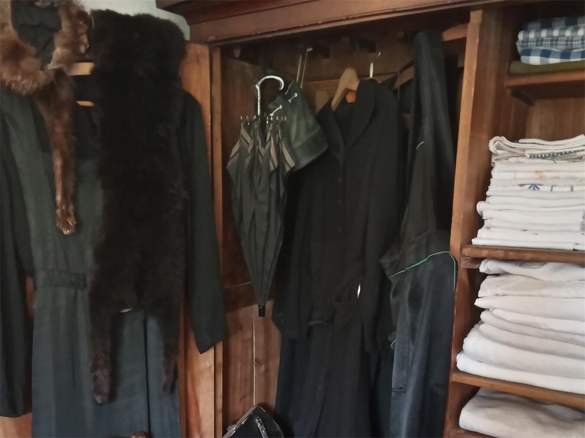 „Drunter und drüber – Blick in Omas und Opas Kleiderschrank“ lautet das Thema beim Erzähcafé in Weeze. Foto: AWH 