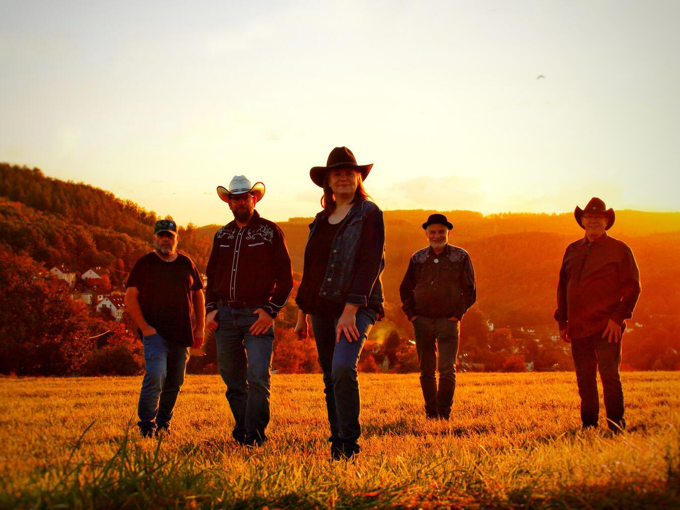 Dunja Übach, Twan Blonk, Alex Heldt, Olaf Roth und Gerd Übach werden bei ihrem Konzert die breite Palette der amerikanischen Country Music von Johnny Cash bis in die Gegenwart präsentiere. Foto: The Hathunters