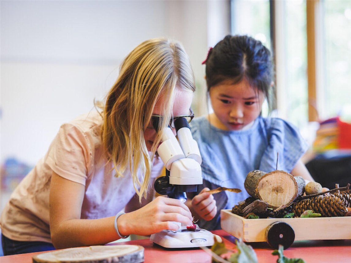 Kinder erforschen Natur, lernen Umweltauswirkungen und nachhaltiges Handeln; Bildung für nachhaltige Entwicklung. Foto: Stiftung Kinder forschen/Christoph Wehrer