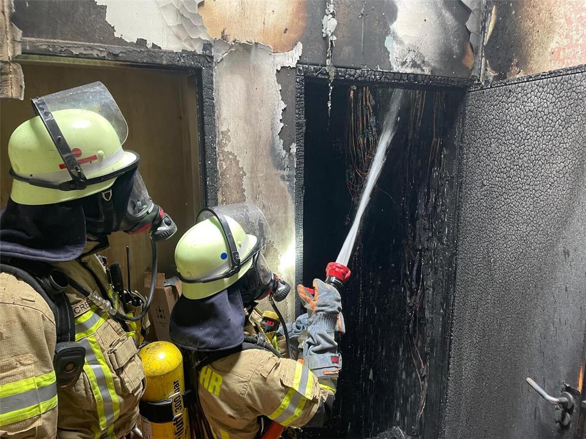 Durch das schnelle Eingreifen der Einsatzkräfte konnte eine Ausbreitung der Flammen auf den Dachstuhl verhindert werden. Foto: Feuerwehr Kleve