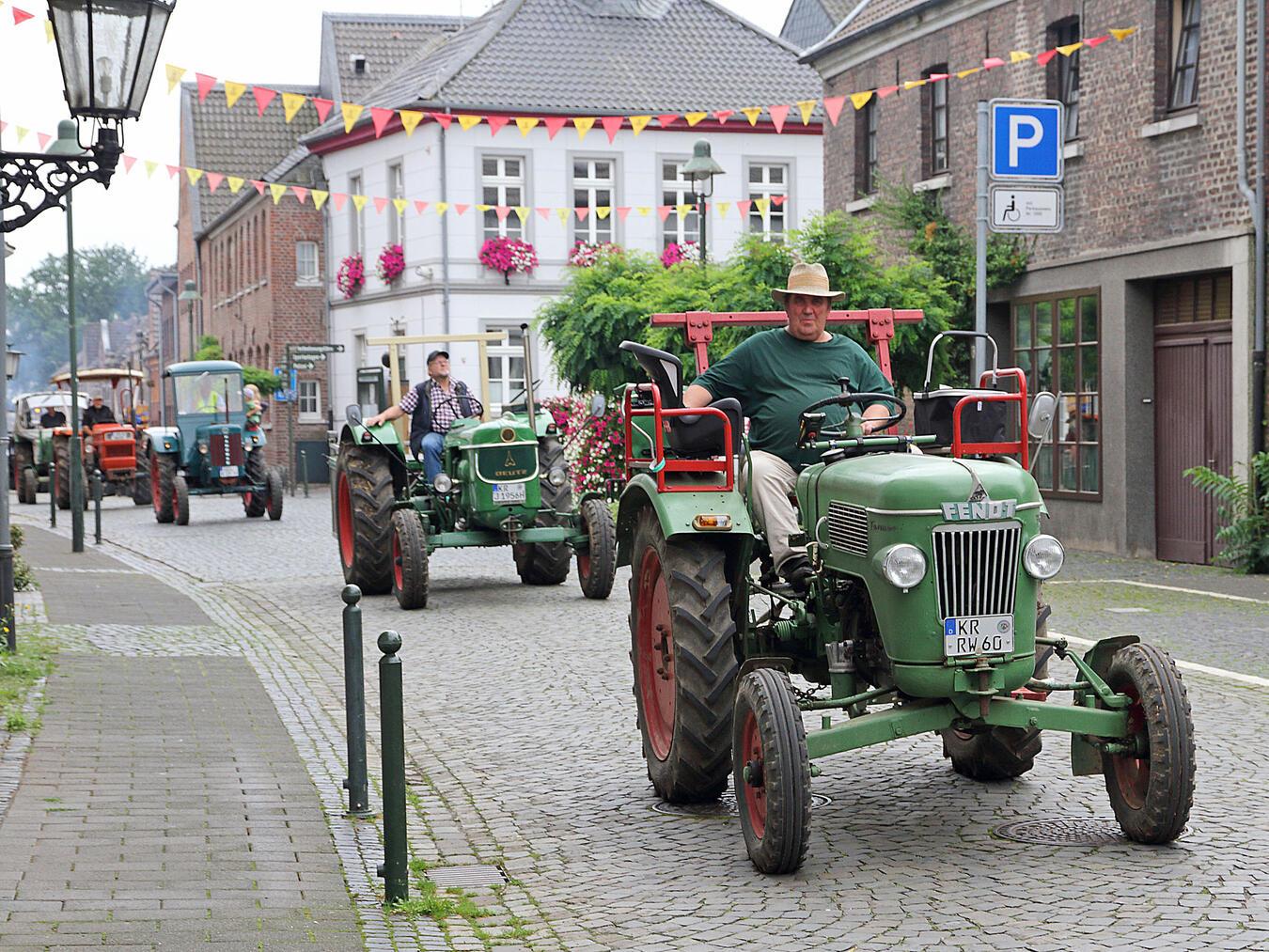 Durch den historischen Ortskern ging die Fahrt der historischen Fahrzeuge. NN-Fotos: Theo Leie