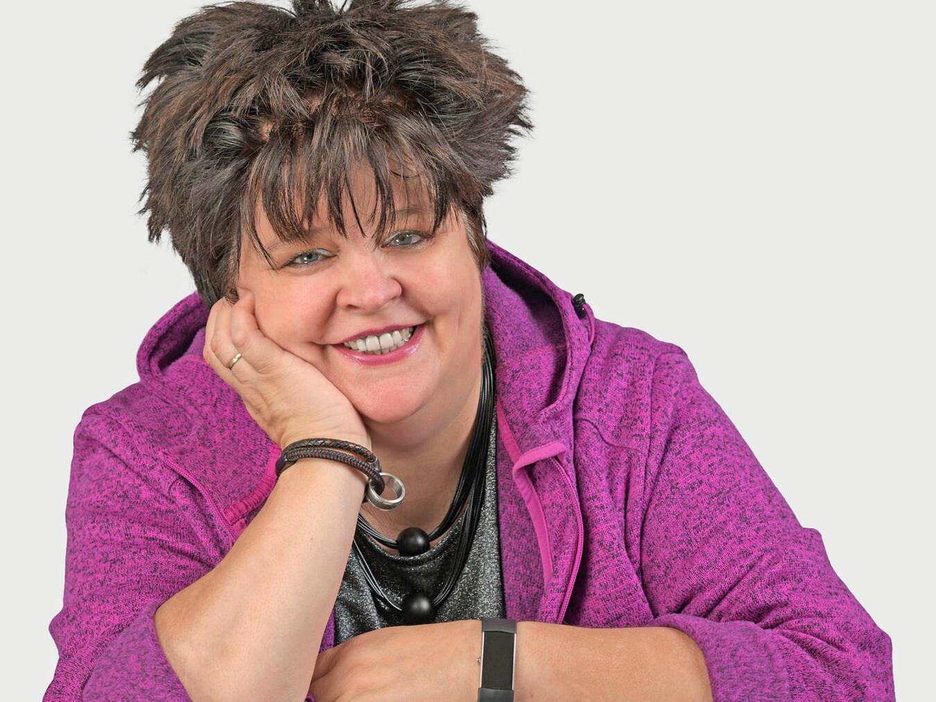 Durch den kompletten Abend führt Ingrid Kühne, die alle Kollegen persönlich kennt und bestimmt die eine oder andere lustige Anekdote für den Niederrhein und ihr Publikum bereit hält. Foto: privat