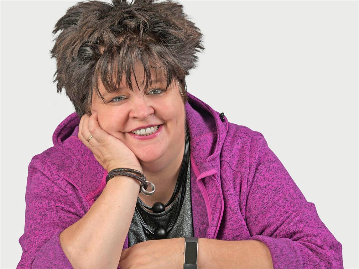 Durch den kompletten Abend führt Ingrid Kühne, die alle Kollegen persönlich kennt und bestimmt die eine oder andere lustige Anekdote für den Niederrhein und ihr Publikum bereit hält. Foto: privat