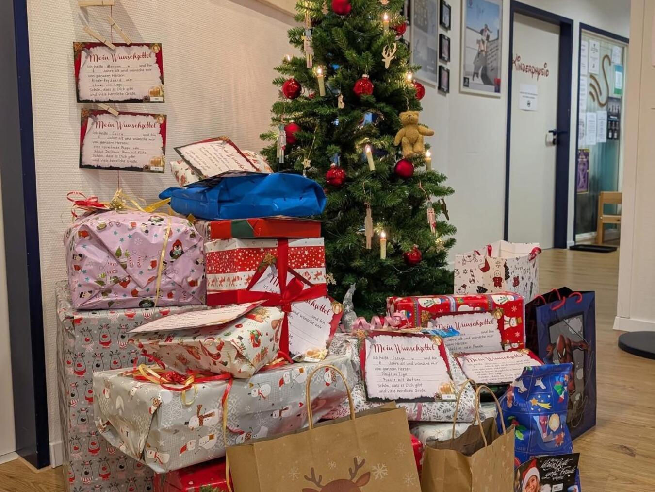 Durch gut 30 Geschenkboten gelangten die Geschenke nun zu den Kindern. Foto: KKN