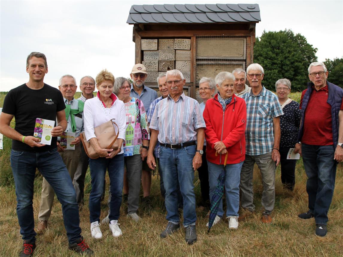 Durch Kanders‘ Vortrag auf der Blumenwiese konnten die Teilnehmer viel über den Schutz der Natur erfahren und wie man die faszinierende Vielfalt an Pflanzen und Insekten erhalten kann. Foto: H-W. Görden