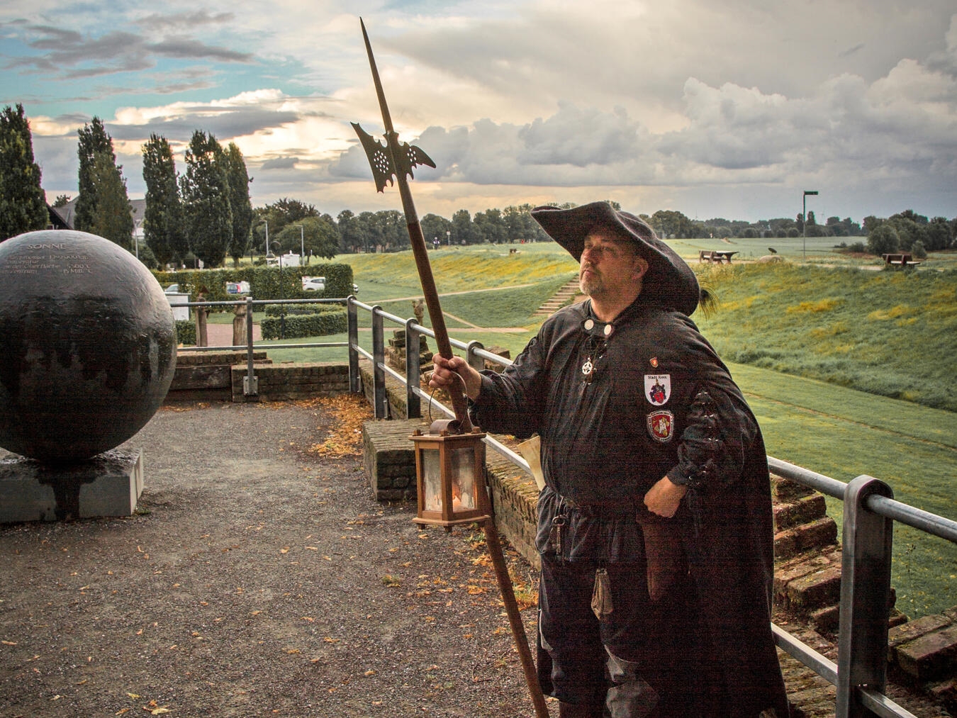 Durch Rees führt Nachtwächter Tommi Nienhuysen die Gäste. Foto: Thomas Gregorio