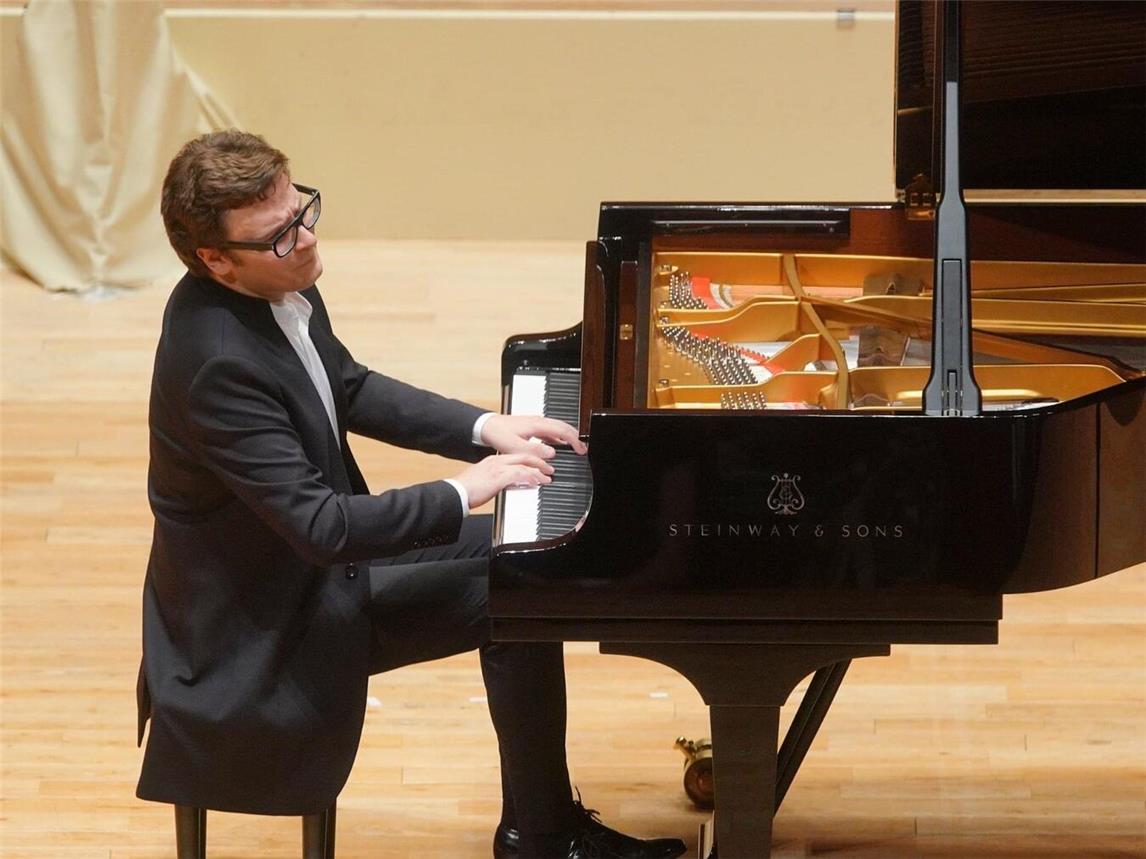 Edwin Szwajkowski spielt im Schlösschen Borghees. Foto: Indulis Pelnens