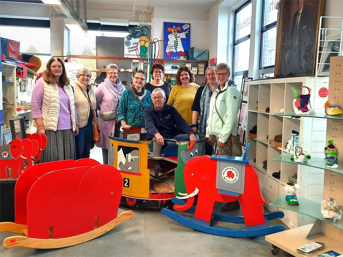 Ehemalige Mitarbeiterinnen von Elefanten waren zu Besuch im Schuhmuseum. Foto: privat