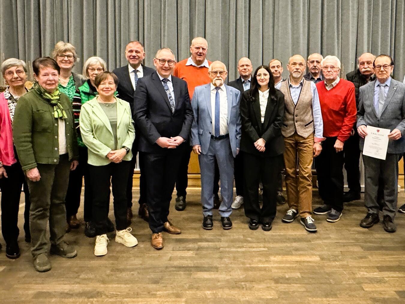 Ehemalige und aktive Mitglieder um den Vorsitzenden Dietmar Bender (M.) feierten das 25-jährige Bestehen des Reeser Seniorenbeirats. Foto: Stadt Rees