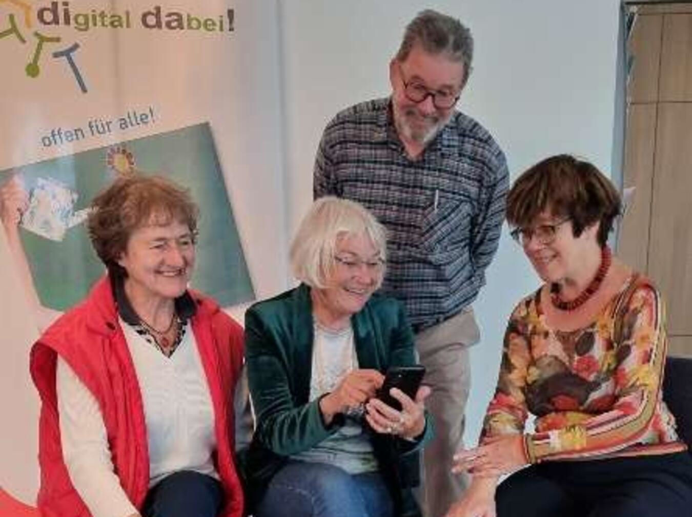 "Ehrenamtler leiten kostenlose Smartphone- und PC-Kurse für Senioren in evangelischer Kirchengemeinde"