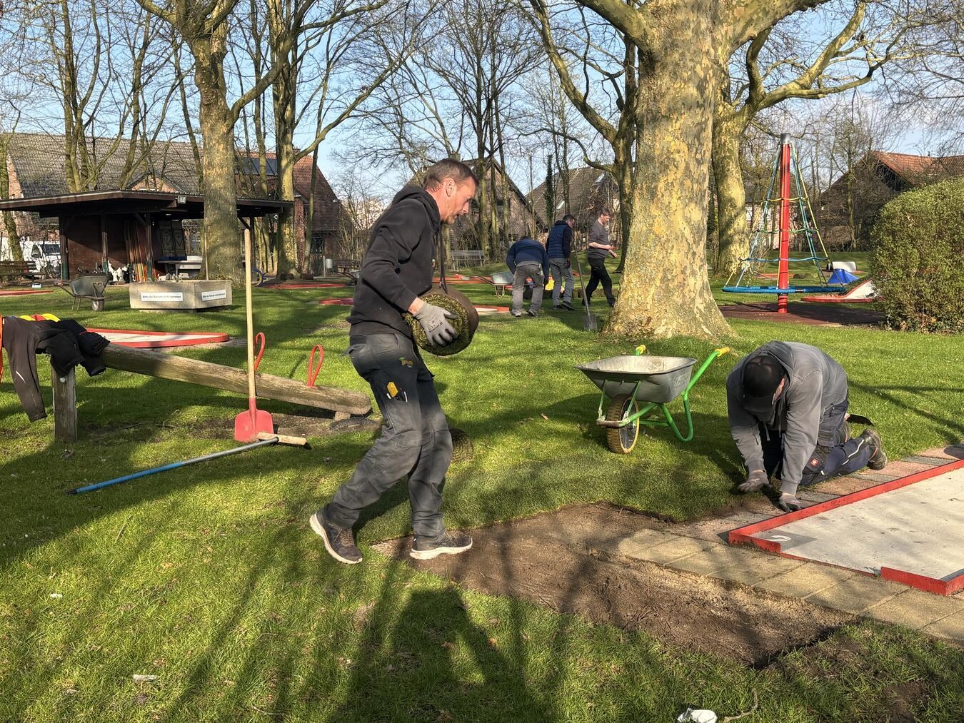 Ehrenamtliche Helfer haben die Minigolfanlage in Twisteden wieder für die Bevölkerung hergerichtet. Foto: Natur- und Heimatvereins Twisteden-Kleinkevelaer 