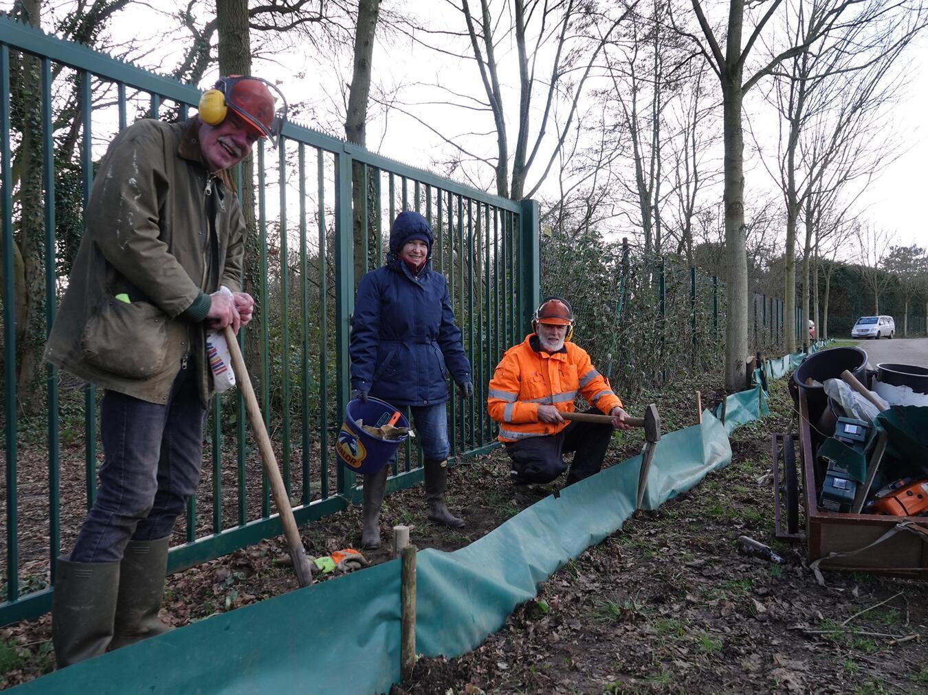 Ehrenamtliche kümmern sich um das Aufstellen und die Reparatur der Amphibienschutzzäune.Foto: Papenkort