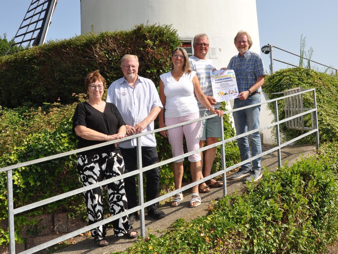 Ehrenamtliche Mitglieder der Steuerungsgruppe der Fairtrade-Stadt Geldern sowie vom Gelderner Weltladen und Förderverein Steprather Mühle Walbeck arbeiten bei dem ersten „Fairen Frühstück“ in der Steprather Mühle gerne zusammen. V.r.: Karl-Heinz Pasing, Willi van Stiphoudt, Vera van de Loo, Bernd Röddel und Carmen Tröger. Foto: Manfred Austrup
