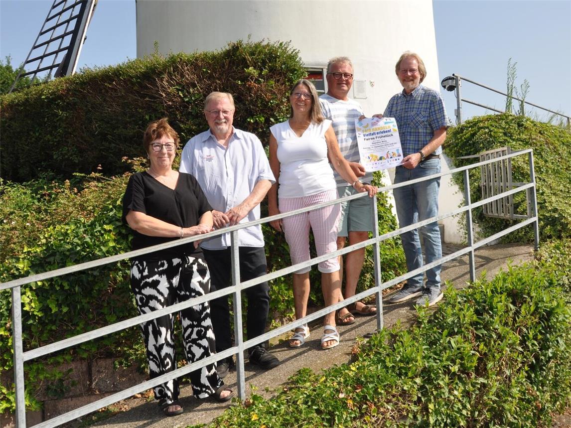 Ehrenamtliche Mitglieder der Steuerungsgruppe der Fairtrade-Stadt Geldern sowie vom Gelderner Weltladen und Förderverein Steprather Mühle Walbeck arbeiten bei dem ersten „Fairen Frühstück“ in der Steprather Mühle gerne zusammen. V.r.: Karl-Heinz Pasing, Willi van Stiphoudt, Vera van de Loo, Bernd Röddel und Carmen Tröger. Foto: Manfred Austrup