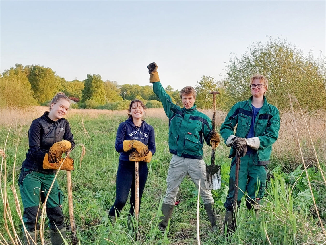 "Ehrenamtliche pflanzen Bäume in der Düffel, Naturschutz, Gemeinschaftseinsatz. Foto von Steffi Heese."